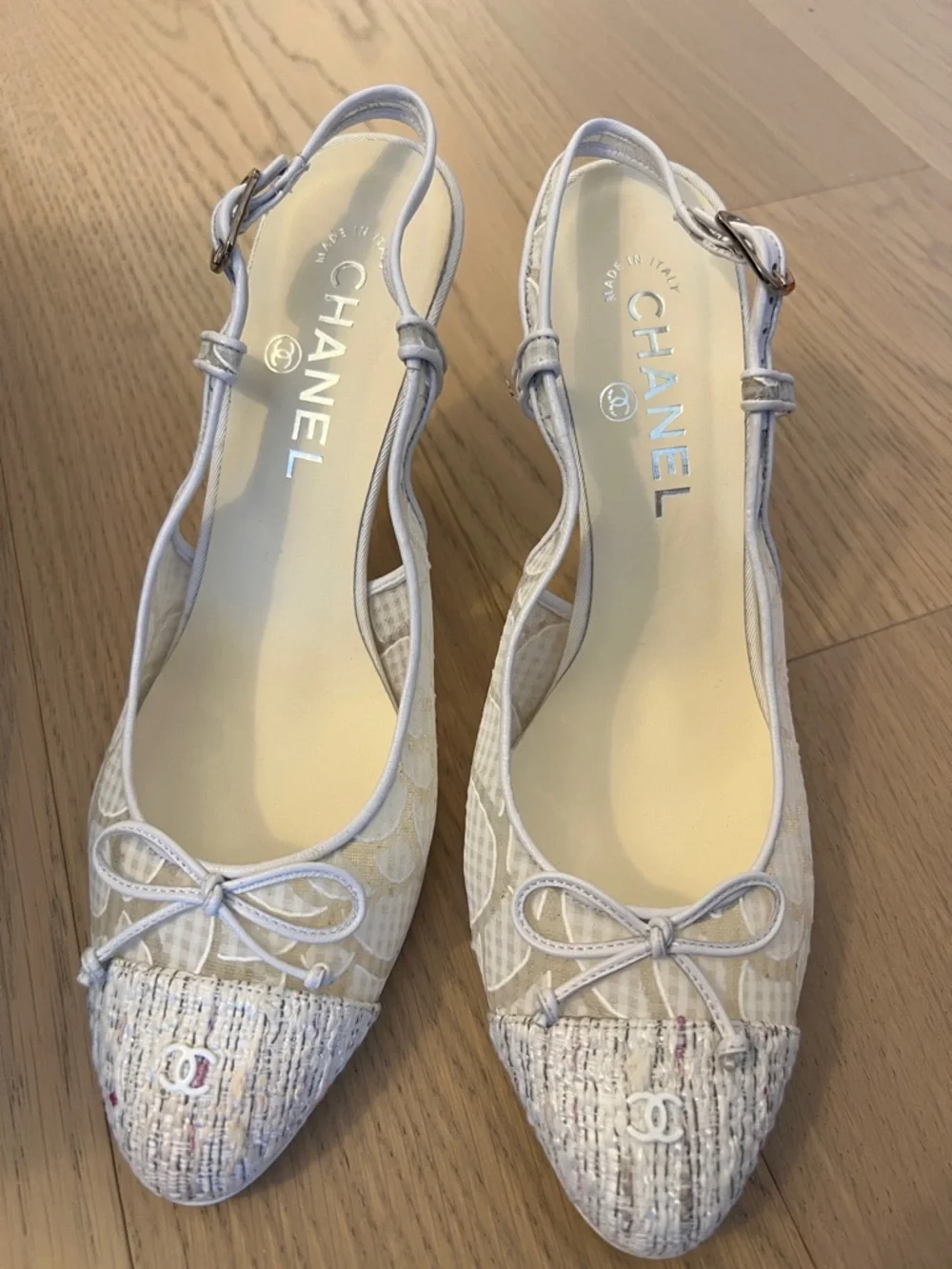 Chanel white heels with lace detail (EU 39 - US 7.5-8) - Picture 2 of 13
